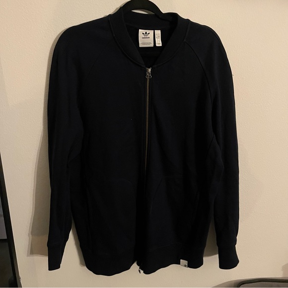 Zip up. - Picture 2 of 3